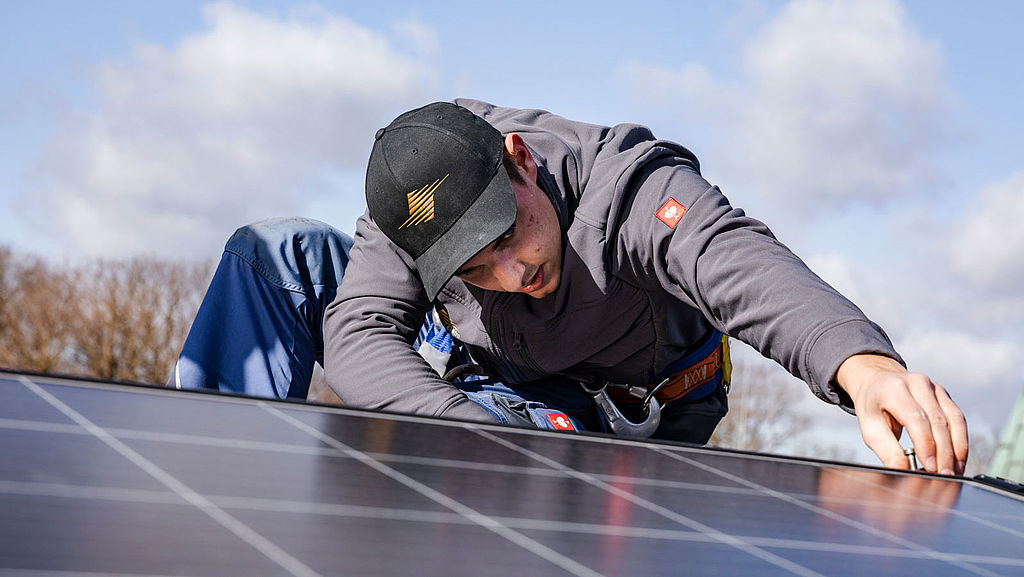 Ein Arbeiter befestigt eine Solarzelle